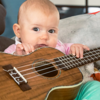 Nuria_Walser_Portrait_guitar_05_2020-1804.jpg